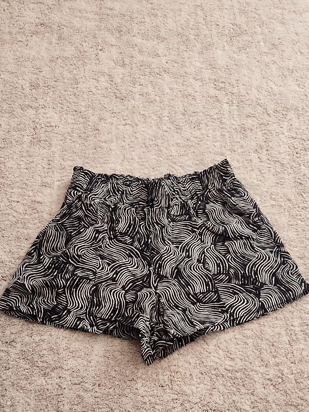 Black & White Wave Print Women's Elastic Waist Linen Shorts